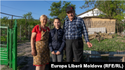 Evelina Botnarenco este singurul copil din satul Valea care numără acum doar 11 locuitori. În imagine, Evelina alături de bunicii săi. 