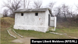 Cele 88 de școli cu toalete amplasate doar în curți, sunt instituții de învățământ care nu au fost proiectate pentru desfășurarea studiilor și utilizează alt tip de clădiri pentru activitatea didactică.