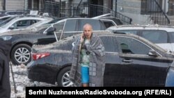 Жител на Киев след поредното руско нападение в жилищни квартали