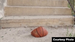 Isječena lopta koju je Nedim Salaharević pronašao ispred porodične kuće u Vlasenici, 23. septembar 2023.