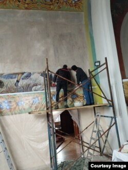 Fehérre mázolják a falat a munkások