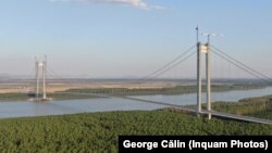 Construirea și darea în folosință a podului de la Brăila a fost afectată de numeroase întârzieri și probleme tehnice suplimentare.