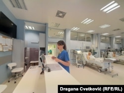 Prema podacima sa sajta Republičkog fonda za zdravstvo (RFZO) liste čekanja na lekarske intervencije variraju, a neke, kao što je ugradnja kuka, zakazana u novembru 2022. biće urađena u novembru 2024.