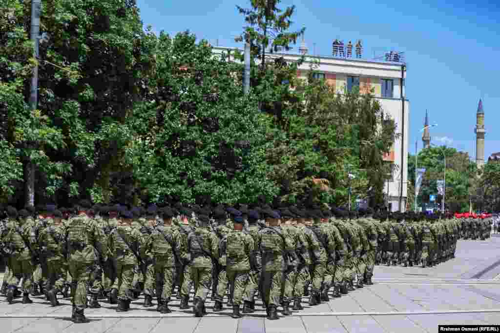 Njësite të FSK-së duke parakaluar në sheshin e Prishtinës më 12 qershor 2024, për ta shënuar Ditën e Çlirimit të vendit.