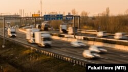 Gépjárművek közlekednek az M0-s autóút (a köznyelvben gyakran budapesti körgyűrű), a Budapestet körbevevő gyorsforgalmi út déli szektorában. Szigetszentmiklós, 2021. november 29.