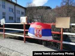 Poruke su kineskoj kompaniji "Ziđin Koper" meštani Krivelja ispisali su na transparentima, 14. februar 2024.