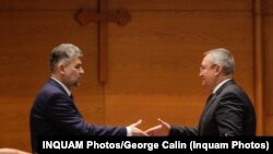 La București, premierul Marcel Ciolacu (stânga) și liderul Senatului, Nicolae Ciucă (dreapta), conduc coaliția de guvernare. Balansul precar dintre cele două partide va fi pus la încercare de strategiile și jocurile politice înaintea celor patru scrutine. 