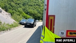 Blokirani kamioni na prelazu Jarinje