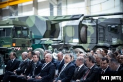 Orbán Viktor, Benkő Tibor akkori honvédelmi miniszter, Palkovics László még innovációs és technológiai miniszterként, Balaicz Zoltán (Fidesz–KDNP) polgármester és Armin Papperger, a Rheinmetall elnöke a zalaegerszegi Lynx harcjárműgyár épületének és elkészült moduljainak ünnepélyes átadásán Zalaegerszegen 2022. március 26-án