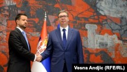 Politički analitičar Zlatko Vujović ocenjuje da poseta Beogradu Jakovu Milatoviću više lično znači jer mu je potrebna podrška Aleksandra Vučića u postizbornim kombinatorikama sa "prosrpskim partijama". Na fotografiji: Milatović (levo) i Vučić u Beogradu, 10. jul 2023. 