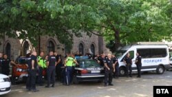 Полицаи започнаха да се събират пред президентството в понеделник, след като Румен Радев отказа да назначи нов служебен кабинет с вътрешен министър Калин Стоянов.