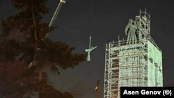 Премахването на съветския автомат от най-горната част от композицията на Паметника на Съветската армия.