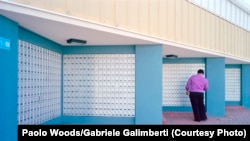 Каймановите острови са петият най-голям финансов център в света. Там има два пъти повече компании, отколкото жители. Много от тези компании имат пощенска кутия, но не и офис.