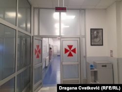 Klinika za kardiohirurgiju i transplantaciju, kliničkog centra u Nišu radi sa 34 lekara i 80 tehničara i drugog bolničkog osoblja.