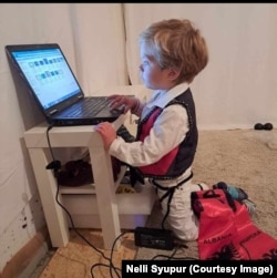 Ervini, djali i Nelli Syupyur me veshje tradicionale shqiptare.