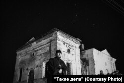 Mihail atya a templom mellett Anciferovóban