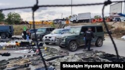 Oružje, vozila i drugi predmeti zaplenjeni na severu Kosova izloženi na konferenciji za novinare ministra unutrašnjih poslova Kosova, Dželala Svečlje, 25. septembra 2023. 