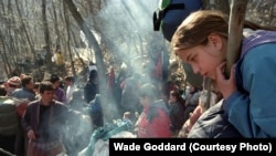 Shqiptarë të Kosovës duke kërkuar strehim në një pyll, nga frika e më shumë sulmeve nga forcat serbe, më 1 mars 1999.