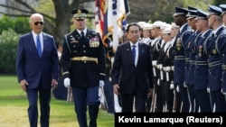 Predsednik SAD Džo Bajden i premijer Japana Fumio Kišida ispred počasne garde na travnjaku Bele kuće, 10. april 2024.