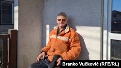 Snažan potres srušio je kuću Miroljuba Nešovića na periferiji Kraljeva, koji je u njoj živeo sa suprugom, ćerkom i sinom: Probudile su me kokoške koje su kokodakale kao da je lisica ušla u kokošinjac. Nekoliko trenutaka kasnije počelo je sve da se trese i odmah nam je bilo jasno da nas je zadesilo nešto mnogo opasnije", kaže Miroljub.