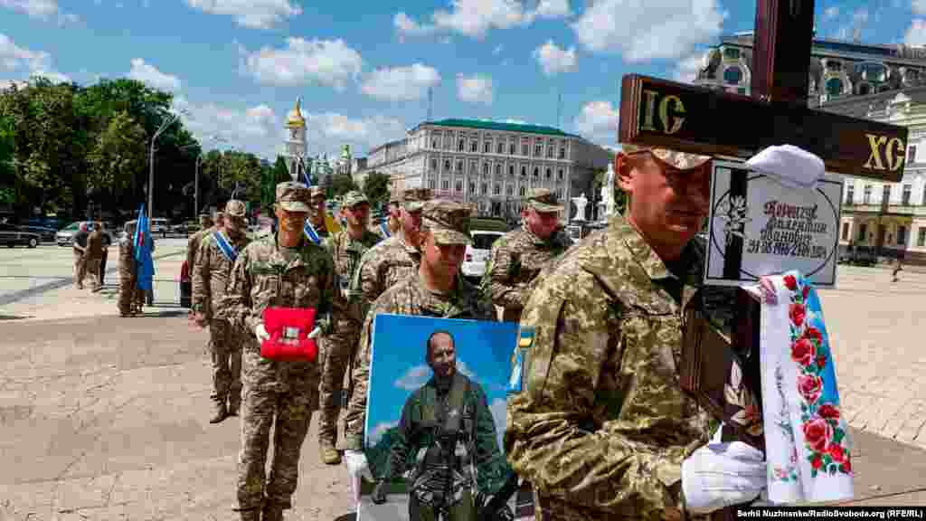 Anatolij Krivonozsko altábornagy, az ukrán központi légi parancsnokság vezetője a Szabad Európának úgy fogalmazott: &bdquo;A bajtársunktól, egy profi pilótától, egy igazi hazafitól búcsúzunk. Egy embertől, aki a levegőben élt&rdquo;
