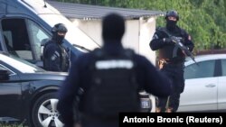 Forțele de ordine au împânzit satul Dubona, din Serbia, după atacul armat de seara trecută.