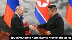 Lideri rus, Vladimir Putin, dhe ai i Koresë së Veriut, Kim Jong Un, gjatë ceremonisë së nënshkrimit të traktatit të mbrojtjes. Phenian, 19 qershor 2024. 