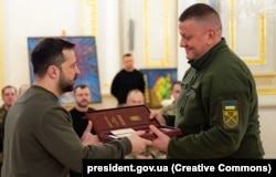 Ukrajinski predsednik Volodimir Zelesnki i bivši komandant ukrajinske vojske Valerij Zalužnji, 8. februar 2024.