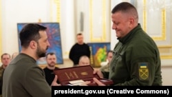 Valery Zalujnîi (dreapta), fostul comandant al armatei ucrainene, primind un ordin de la președintele Zelenski, pe 9 februarie 2024
