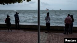 Ljudi gledaju na more dok uragan Beril jača na Karibima, Trinidad i Tobago, 1. jula 2024.