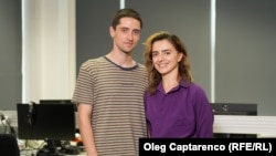 Mădălina Ciocanu și Arcadie Botnaru în redacția Europei Libere din Chișinău