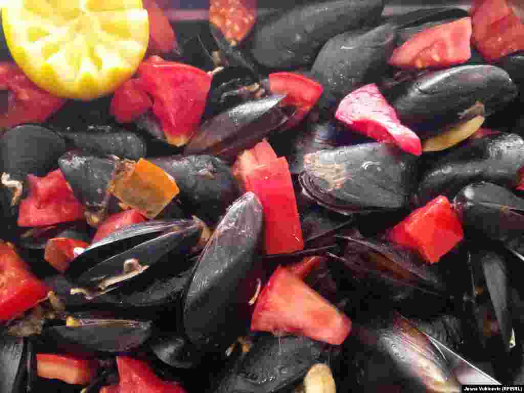 Turisti koji biraju morske specijalitete obično su gurmani i razumiju se u ribu i morske plodove, ali ima i onih koji kažu da im je najvažnije da riba nema kosti, kaže s osmjehom jedan od ugostitelja iz budvanskog Starog grada. Dodaje da je mnogima&nbsp;putokaz ka dobrom zalogaju - informacija gdje jedu mještani.