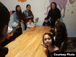 Prima școală în care Mihaela a predat a fost una din cartierul Ferentari. Acolo, aceasta a reușit să introducă o oră de limba romani.