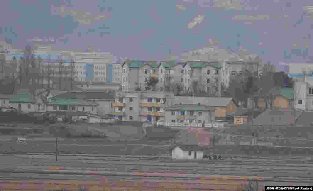 Fshati propagandistik i Koresë së Veriut &quot;Gijungdong&quot; shihet nga një pikë vëzhgimi e Koresë së Jugut brenda JSA-së gjatë një turneu mediatik në Zonën e Përbashkët të Sigurisë (JSA) në Zonën e Çmilitarizuar (Demilitarized Zone DMZ) në fshatin kufitar të Panmunjomit në Paju, Koreja e Jugut, 03 mars 2023.