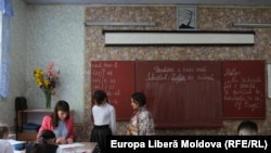 Ina Mutilica, profesoară de limba română la gimnaziul „Andrei Tamazlâcaru” din satul Grăseni, raionul Ungheni