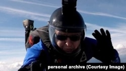 Răzvan este parașutist de la începutul carierei și povestește că are 3.000 de salturi la activ.