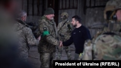 პრეზიდენტი ვოლოდიმირ ზელენსკი 22 მარტს ბახმუტის მახლობლად შეხვდა უკრაინელ სამხედროებს