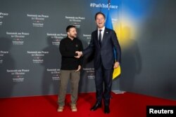 Mark Rutte, viitorul secretar general al NATO, întâmpinat de președintele ucrainean Volodimir Zelenski la Summitul privind pacea în Ucraina, la Buergenstock Resort în Stansstad lângă Lucerna, Elveția, 15 iunie 2024.