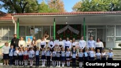 Elevi în fața liceului „Dimitrie Cantemir” din Văsieni la 1 septembrie