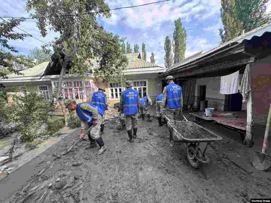 В селе Тажи-Кышлак Гулистановского айыльного аймака оказались подтоплены дворы и огороды около 7-8 домов.