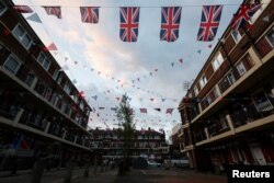 "Union Jack" zastave na konopcima razvučenim između zgrada u južnom Londonu.