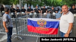 Zastava Rusije, kao dio ikonografije pred Vladom Crne Gore, Podgorica, 22. maja 2024.