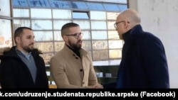 Miloš Vučević (desno), tadašnji gradonačelnik Novog Sada, sa Milanom (levo) i Dejanom Pudarom (u sredini) na otvaranju kancelarije Udruženja studenata Republike Srpske u Novom Sadu, 24. januara 2020.