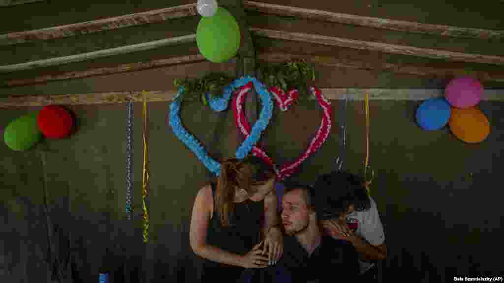 Vladyslava Ryabets duke festuar në dasmë me Ivan Sorokan, bashkë me familjen dhe miqtë, në ditën e dytë të jetës së tyre së bashku si grua dhe burrë në periferi të Kievit, më 10 shtator 2023. Më 2 gusht 2022, Soroka, 27 vjeç, u verbua nga një sulm rus me mortajë. Me gjithë verbërinë e tij, çifti është zotuar për të vazhduar me jetën.