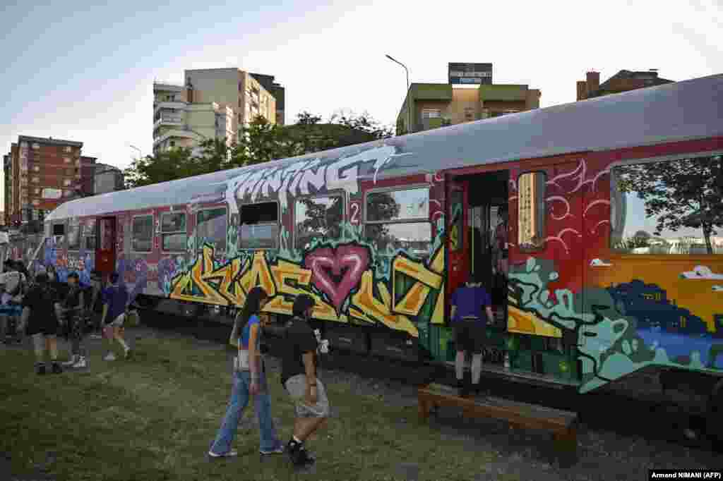Vizitatorii intră într-un vagon de tren pictat de artistul mexican Sprayverse și de artistul polonez BC ESOBE. &nbsp;