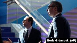 Kryeministri i Kosovës, Albin Kurti (majtas), dhe presidenti i Serbisë, Aleksandar Vuçiq, gjatë pjesëmarrjes në një samit në Maqedoninë e Veriut, në janarin e 2024-tës.