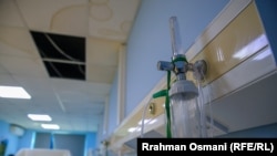 Kjo është dhoma nga e cila janë larguar dy shtretër të pacientëce për shkak të dëmeve të shkaktuara nga shiu.