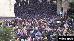 Грузинската полиция настъпва към протеста, който е против приемането на руски закон за "чуждестранните агенти". 14 май 2024 г.