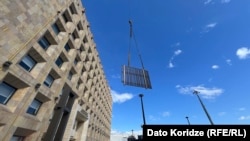 მთავრობის ადმინისტრაციის შენობა, ღობის დემონტაჟი