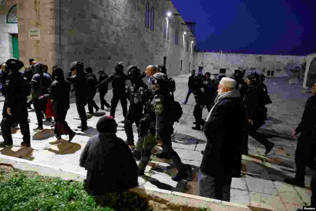 Izraelska policija unutar kompleksa Al-Akse. Hamas, koji vlada Pojasom Gaze, pozvao je Palestince na Zapadnoj obali da &quot;masovno idu u džamiju Al-Aksa da je brane&quot;.